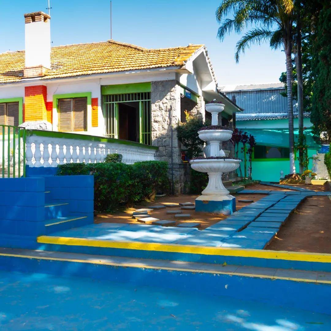 Pátio com jardim e fonte do Colégio Universitário Leste